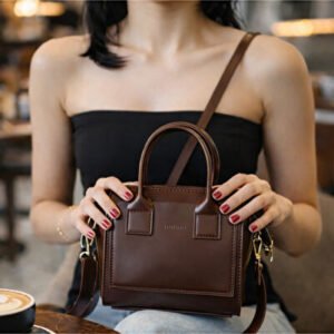 حقيبة كتف وذراع صغيرة من الجلد النباتي، بحزام طويل